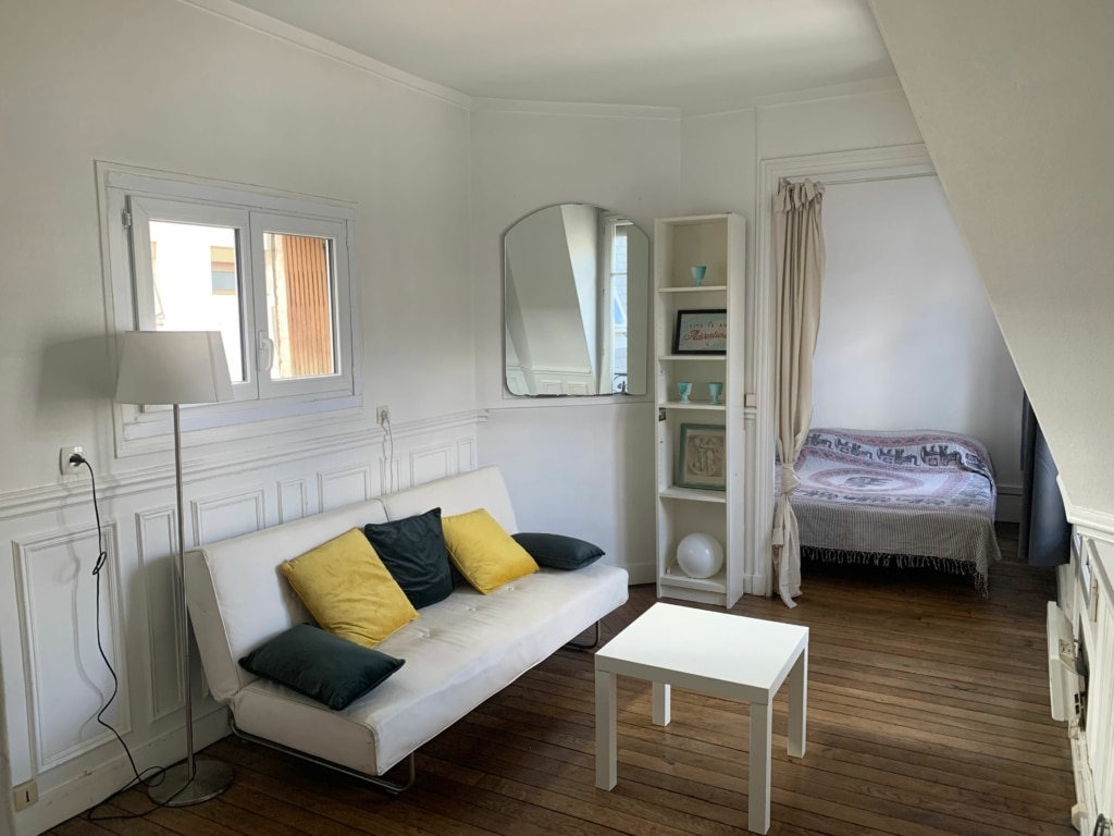 Salon traversant avec chambre indépendante